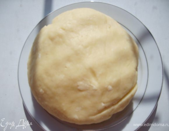 Из перечисленных ингредиентов замесить тесто.