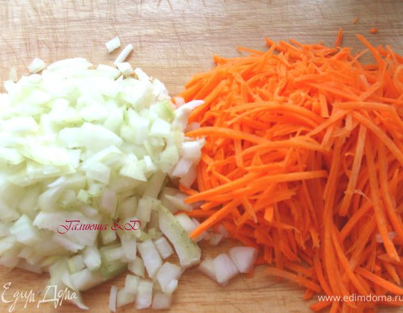 Лук измельчить, морковь натерть соломкой