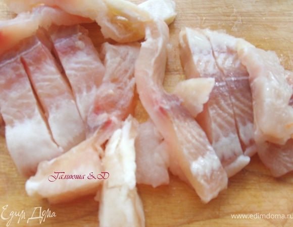Рыбку нарезать брусочками, предварительно разморозить и обсушить салфетками для удаления лишней влаги