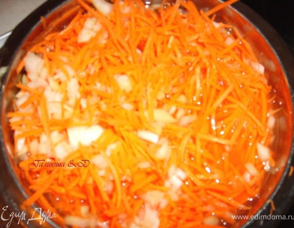Морковь и лук пробланшировать немного, минуток 10, чтобы они стали мягкими, опрокинуть на сито, чтобы стекла лишняя водичка)))