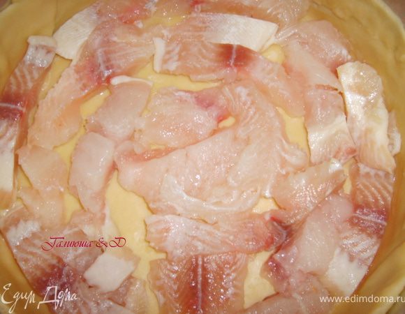 Теперь достаем наше тесто из духовки,первым слоем укладываем нашу рыбку