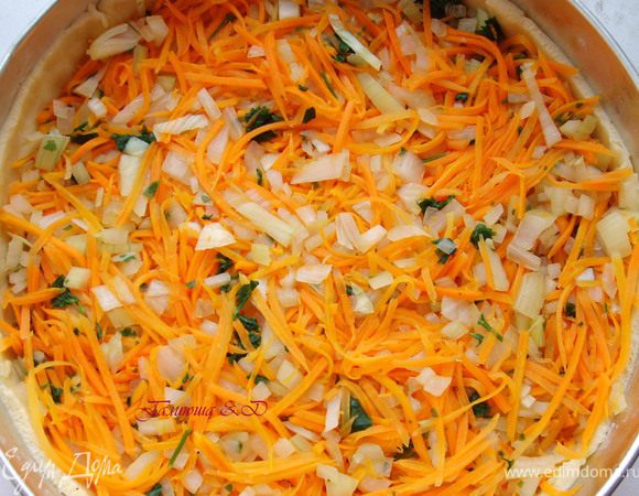 выкладываем поверх рыбки морковно-луковый фарш, смешанный с зеленью