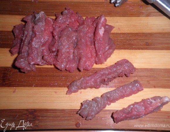 Эти же кусочки разрезать на полоски толщиной также 0,5см. Посолить и поперчить. 