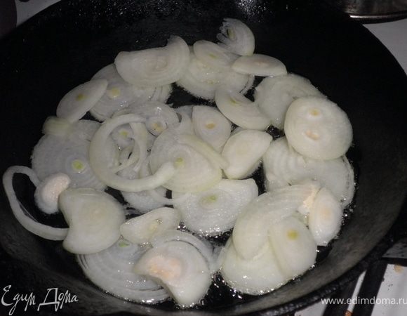 Лук очистить и нарезать кружочками. Выложить его на раскаленную, смазанную маслом сковороду и слегка обжарить. 