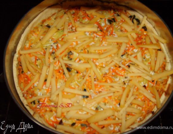 Как только начнет появляться приятная румяная корочка и начнут чуть-чуть темнеть края моркови с луком, достаем наш Киш и посыпаем тертым сыром. И снова отправляем обратно на 15-20 минут при той же температуре