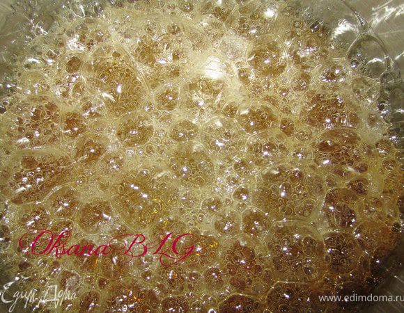 Поставить на умеренный огонь. Больше не перемешивать. Оставить варится. До появления пенистых пузырьков. как только карамель начнет золотится, проверить ее на готовность. В стакан с холодной водой капнуть капельку карамели, если она сразу застыла, снимать с огня и разливать по формочкам.