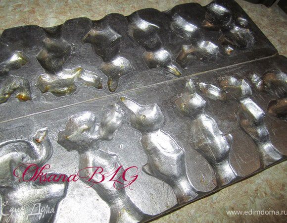 Железные или силиконовые формочки смазать растительным маслом.