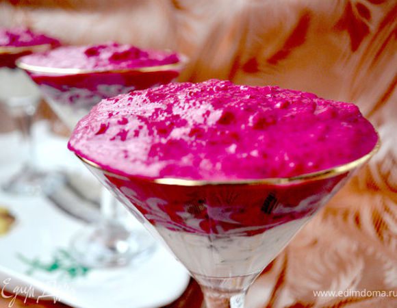 На дно креманок, бокалов, выложить лук со сметаной, затем кусочки сельди, посыпать сверху зеленым луком и покрыть все муссом из свеклы.
Поставить на 1 час в холодильник.
Приятного аппетита!