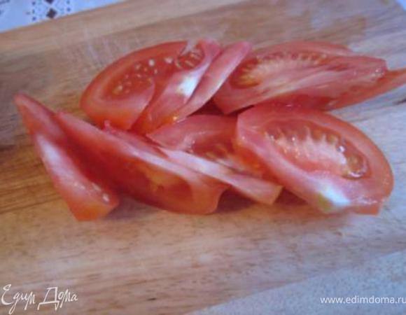 Помидоры моем и нарезаем дольками.