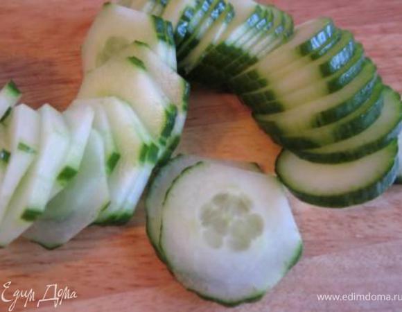 Огурцы нарезаем кружочками. Лук - тонкими полукольцами.