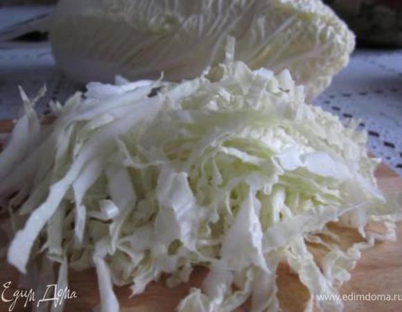 Пекинскую капусту очищаем от первых листьев и мелко шинкуем.