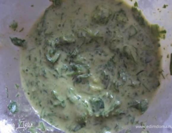 Теперь готовим соус: лимонный сок, апельсиновый сок, горчицу и мелко нарезанную зелень взбиваем блендером.