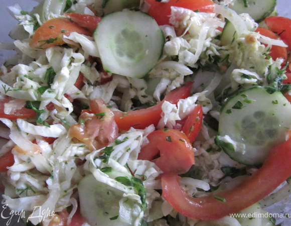 Полученным соусом, заправляем салат.

Приятного аппетита!
