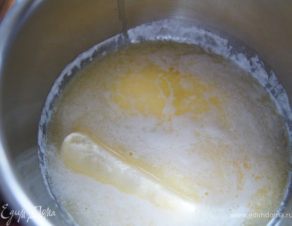 Сливочное масло растопите и отставьте в сторону остывать.