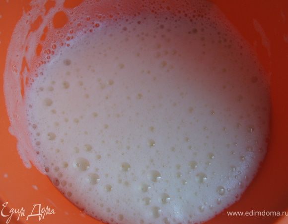 Яйца хорошо взбейте до пены.