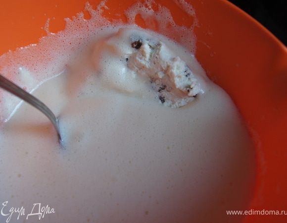 Добавьте творог и размешайте до однородной массы. У меня сегодня была творожная масса с изюмом. Получилось превосходно! Только уже ванилин не надо добавлять.