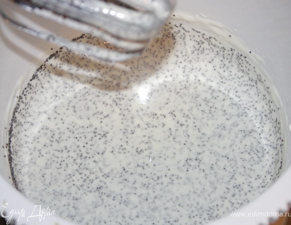 Приготовление всех коржей начинается одинаково с 3 обязательных компонентов(яйцо,сахар,ваниль)Дальше по разному.Время выпечки чуть отличается.Я указала примерно,точнее ориентируйтесь на свою печь.
*1 корж:взбиваем яйцо с сахаром на максимальных оборотах(в процессе взбивания добавляем экстракт)до пышности и увеличения в 3 раза.Переключаем миксер на минимальные обороты..всеиваем муку,всыпаем мак.Как только масса стала однородной(пол минуты)выключаем миксер.