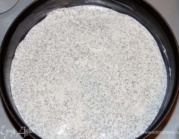 При помощи силиконовой лопатки перекладываем тесто в смазанную форму и сразу в разогретую духовку.Выпекаем около 12 мин