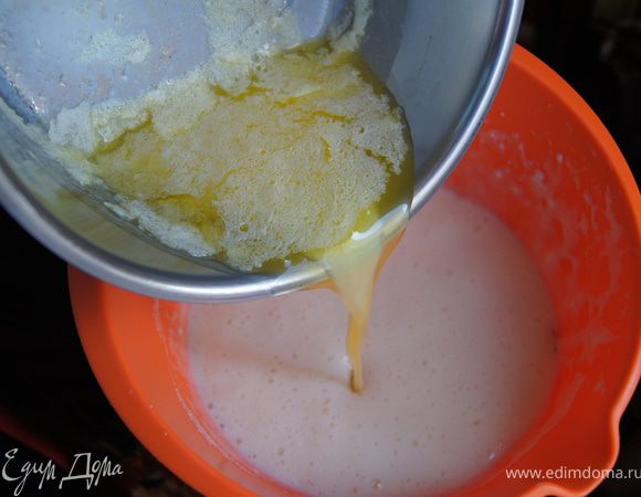 Влейте масло и перемешайте.