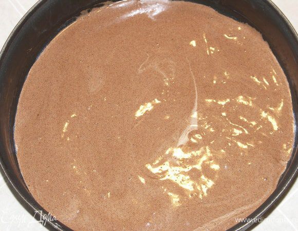 2 и 5 корж(их будет два,рекомендую выпекать отдельно,т.к.разрезать так тонко вряд ли удастся):
Взбиваем яйцо с сахаром и экстрактом до пышности и всеиваем на низких оборота муку с какао..в форму смазанную сливочным маслом..Выпекаем 8-10 мин.