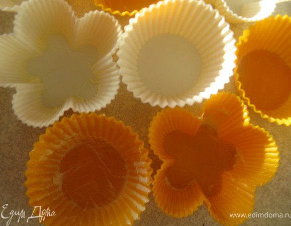 Я вчера купила новые силиконовые формочки и мне не терпелось их опробовать в деле. Так как формы новые, их обязательно надо смазать сливочным маслом при первом применении. Но и при последующем использовании я всегда смазываю формы маслом, так бока кексов получаются более красивого цвета.