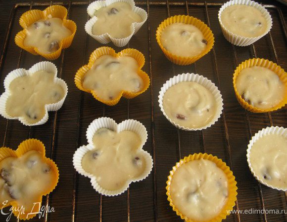 Тесто разлейте по формам на ⅔ высоты. Так как мой сын не ест изюм ни под каким предлогом, я сначала тесто разливаю в ¾ формочки, а потом вмешиваю в тесто изюм.