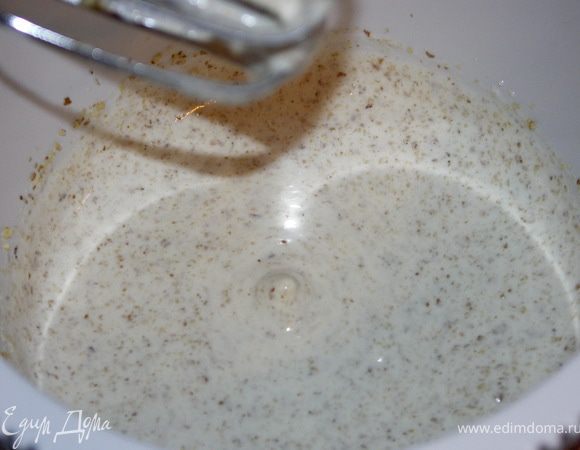 3 корж:взбиваем яйцо с сахаром и ванильным экстрактом всыпаем муку и орехи.Выпекаем около 15 мин.Даём коржу остыть мин.пять и только потом переворачиваем на тарелку и ли досочку.Этот корж самый хрупкий,будьте аккуратны.Но даже если он разломится или треснет,не переживайте,внутри торта этого не будет видно:)