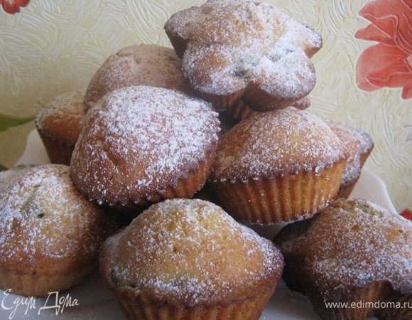 Теперь самое трудное — дождаться, пока кексы немного остынут, чтобы присыпать их сахарной пудрой. Количество кексов при этом уменьшается пропорционально количеству народа дома. До фотосессии дожили не все кексы.