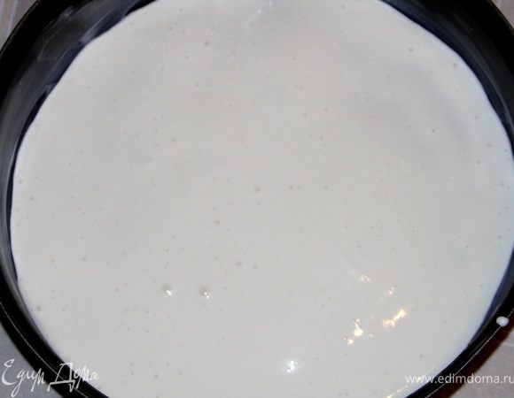 4 корж:взбиваем яйцо с сахаром,экстрактом,всыпаем муку.Выкладываем тесто в смазанную форму.