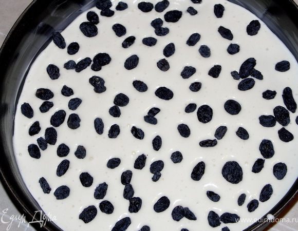 Равномерно по всей поверхности распределяем изюм.Выпекаем 12-15 мин.