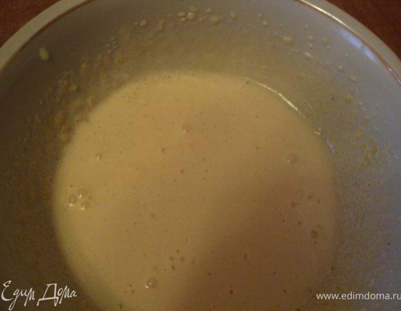 Желтки растереть с оставшимся  сахаром до побеления.