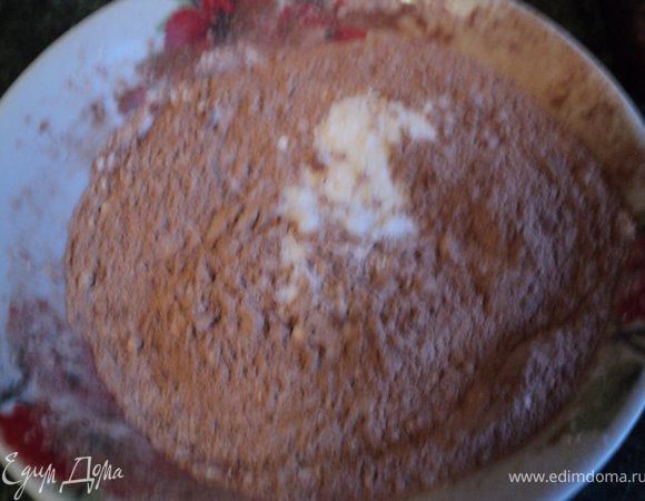 Муку смещать с крахмалом и какао.