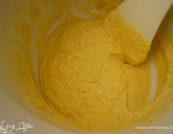 Взбиваем миксером размягченное сливочное масло и сахар 3-4 минуты. Продолжая взбивать, добавляем яйца, через 2 минуты сметану.