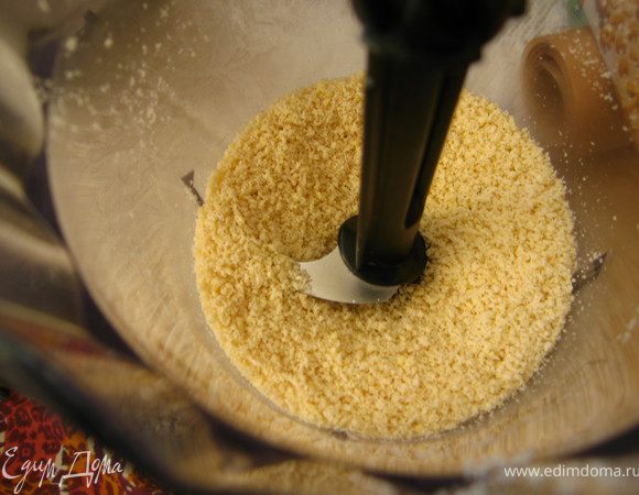 Миндаль заливаем на 5 минут кипятком, снимаем кожицу, подсушиваем в духовке или в микро. Пробиваем блендером.