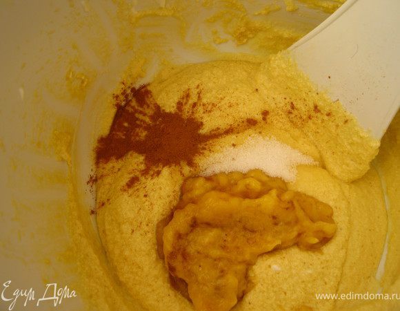 В яично-масляную смесь добавить банановое пюре, ванильный сахар, корицу, молотый миндаль.