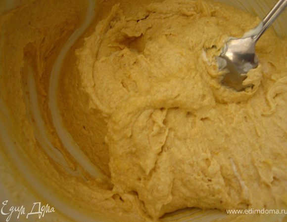 На малых оборотах миксера, перемешать, постепенно добавляя муку. Получается тесто, консистенции очень густой сметаны.