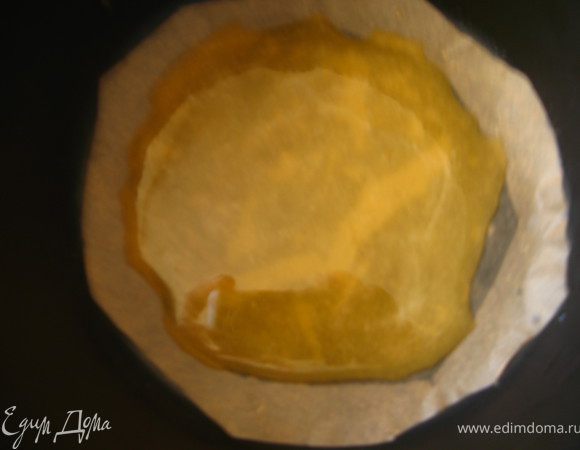 Форму для выпечки смазать растительным маслом, на дно выложить бумагу. Налить 2 ст.л. меда (если мед густой, растопить в микро или в кастрюльке на огне).