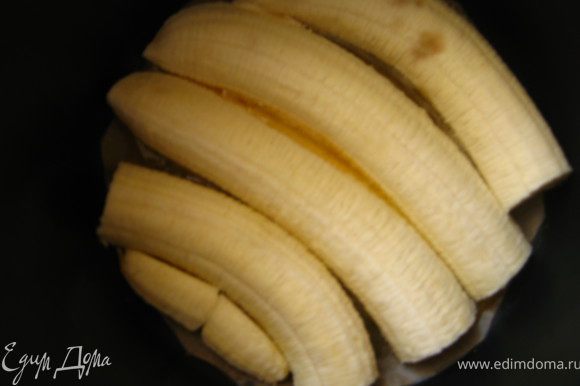 2 банана очистить и разрезать пополам вдоль. Уложить на дно формы, срезом вниз.