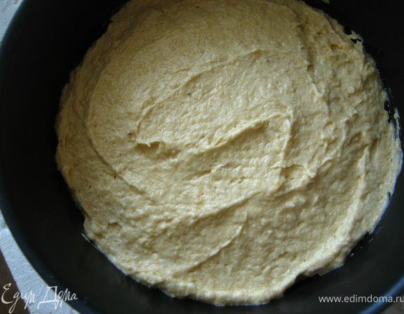 Сверху выложить тесто и разровнять.