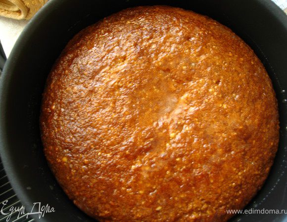 Выпекать  в предварительно разогретой духовке до 160 гр - 45-50 минут. (можно выпекать в мультиварке. Я не пробовала, но девочки делали и сказали, что получается отлично) достаем пирог из духовки и,  не давая остыть, сразу поливаем медом (3 ст.л.)