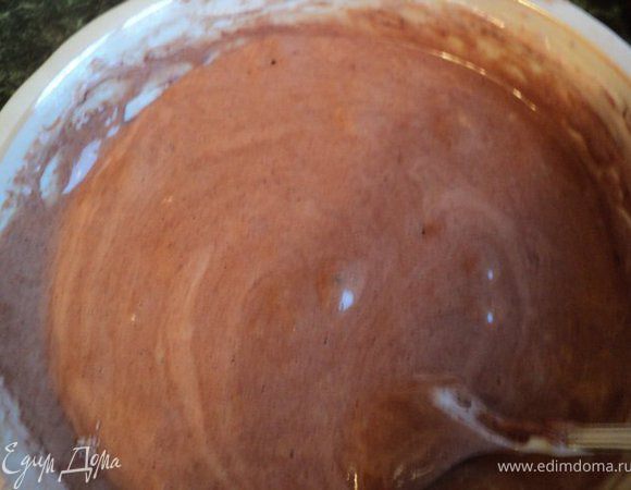 В желтки выложить половину взбитых  белков, осторожно перемешать, добавить мучную смесь, перемешать и добавить остальные белки.