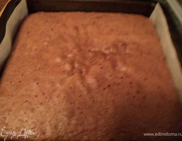 Дно и бока формы для выпечки застелить пергаментом, смазать маслом и вылить тесто. Выпекать в духовке 20-25мин при температуре 180 градусов. Готовый бисквит охладить и разрезать на 2 пласта.