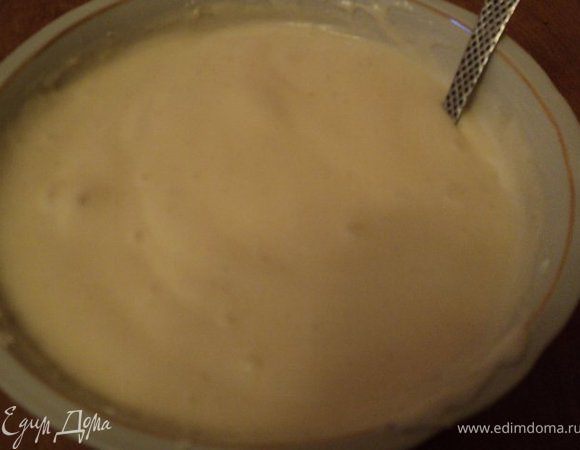 Подготовить тесто для рулетиков: взбить белки с ½ части сахара, желтки растереть  со второй половиной сахара. В желтки добавить взбитые белки и муку, осторожно перемешать.