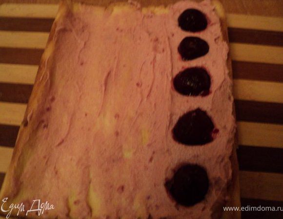 Рулетик развернуть, освободить от бумаги, смазать тонко розовым кремом. На один край положить крем толстым слоем, сверху уложить вишни, освободив их предварительно от косточек. Свернуть рулетом.

