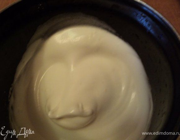 Приготовить белый крем: желатин залить водой, дать набухнуть и затем распустить на водяной бане. Сливки взбить с йогуртом, постепенно добавить сахарную пудру и, в конце распущенный желатин.