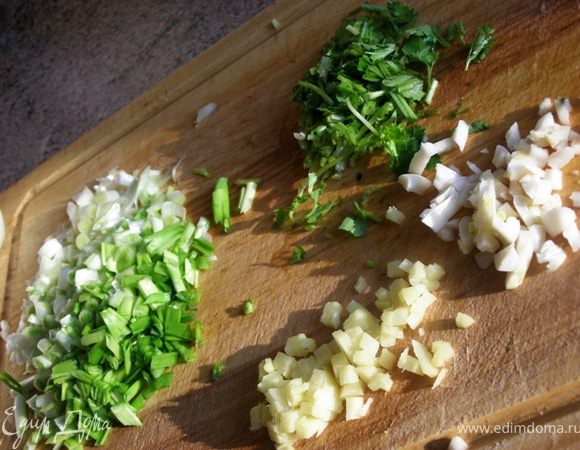 Мясо перемелем на мясорубке. Корень имбиря очистим, мелко порежем. Белую часть зеленого лука нарежем. 2 зубчика чеснока порубим. Стебли кинзы нарубим.