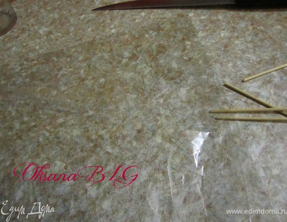 Если нет ни железных ни силиконовых формочек, конфетки можно сделать на пергаменте. Пергаменте или плотной пищевой пленке ( но лучше на пергаменте, если пленку плохо смазать маслом, она может прилипнуть к конфеткам). Пергамент или пленку смазать растительным маслом.