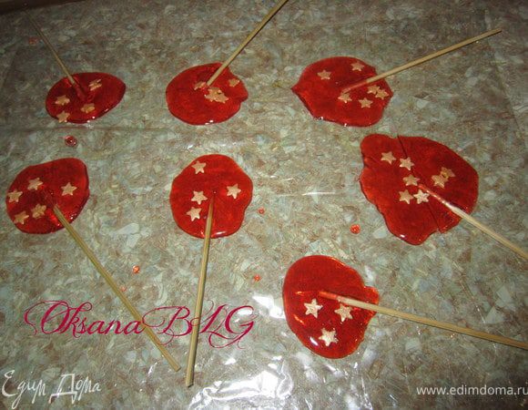 Ложечкой выложить карамель, добавить присыпку(по желанию). И на серединку положить деревянную палочку.