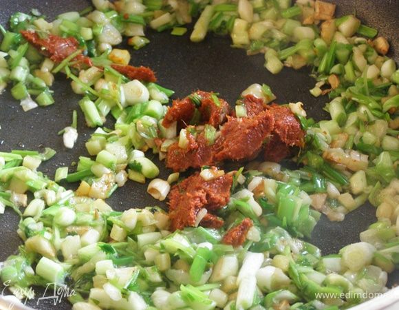 На раскаленном растительном масле обжарим чеснок, затем имбирь, далее лук, стебли кинзы, в конце добавим красную пасту карри. Хорошо обжарим, отставим.