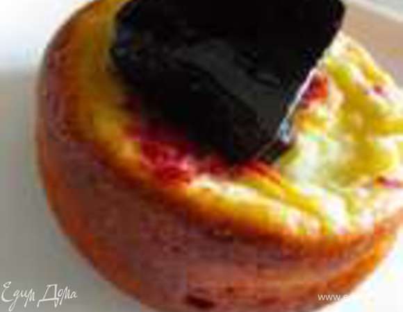 Форму для выпекания смажем сливочным маслом и отправим в заранее разогретую до 180С духовку примерно на час или до зарумянивания нашей запеканки. При выпечке запеканка может подняться, но потом она немного опадет. Вкус получается потрясающим и очень нежным. Очень вкусно со сметанкой или вареньем, а можно просто с чаем. Вкусно как в горячем, так и в холодном виде. У меня на фото запеканка с желе из черной смородины. 